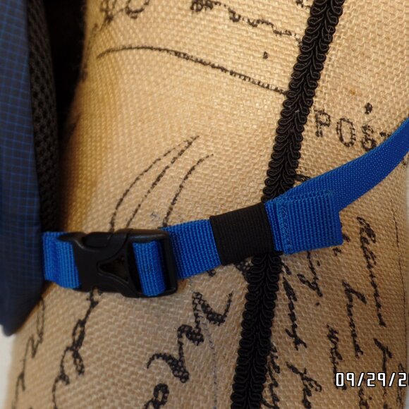 Eddie Bauer Sling Pack Excellent Unused Condition Phone Holder Several Pockets - Picture 10 of 15